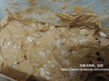 step7: 磅蛋糕不用特別整型也不用震盪，直接放入預熱的烤箱即可。烤箱180度烤40分鐘即可以取出脫膜