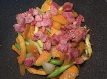 step10: 開蓋放入煎過的培根並試吃南瓜,南瓜口感屬鬆而不爛,且外型仍呈片狀否則就是煮過頭了喔....