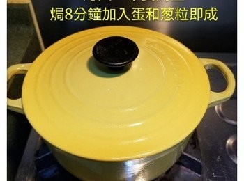 step5: 加入生油一湯匙再用廚房紙抹勻全煲，加入米和1.5杯水，中火煮至滾，轉小火加蓋煮6分鐘