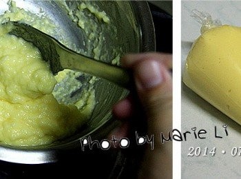 step4: 待稍涼後裝進擠花袋 (或三明治袋)
開口綁緊後放進冰箱冷藏至少半個小時以上再使用。

這款內餡極為簡單易做
而且受孩子的喜愛
《卡士達醬》即是我們常說的《克林姆》
自己動手做可增減糖油，不只是吃得更健康
也能變化出不同風味的餡料喔！！