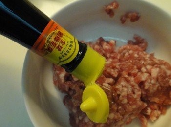 step2: 絞肉加入2小匙美極鮮味露