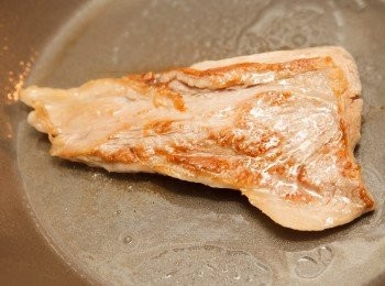 step2: 將松阪豬肉下鍋油煎至熟透。