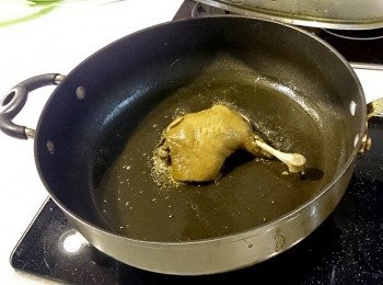 step4: 把鴨腿放入平底鍋煎烤上色約5分鐘，煎至金黃色即可。