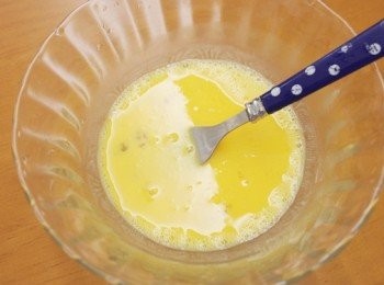 step1: 先將雞蛋打勻。