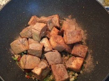 step5: 放入豆腐，快速翻炒均勻後起鍋。