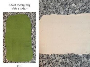 step5: 先拿白麵糰桿成長方型後，摺三摺後，再桿開，再摺三摺，然後桿成長分型。 抹茶麵糰也重覆ㄧ樣的步驟。