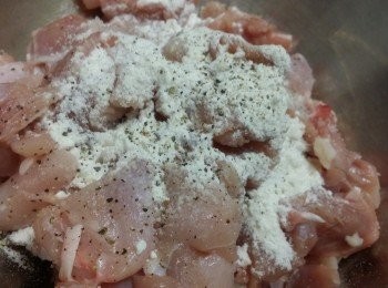 step1: 雞脾肉先切粒,然後加入以下的<span class="group_3">調味</span>拌至均勻。
<span class="group_3">調味</span>料：1tsp 鹽.少許 胡椒.1tbsp 麵粉.適量 油