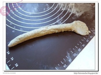 step7: 把麵團揉長一點, 大約22cm。用手心或擀麵棍把最後2cm位置壓平。卷起來, 按實接口位置。