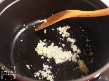 step3: 用一湯匙油爆香乾蔥,蒜蓉