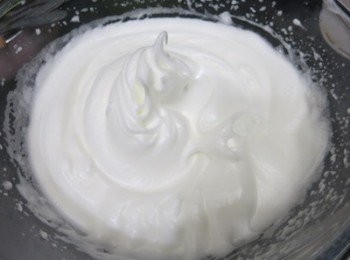 step6: 蛋白先用電動打蛋器打字起大泡，再分三次加入糖打起挺身 （倒立不掉下）