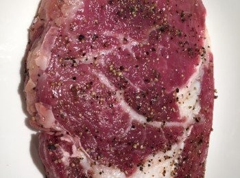 step1: 用黑胡椒，鹽巴醃製牛排約三小時