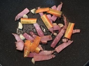 step4: 放入紅蘿蔔片略微拌炒。