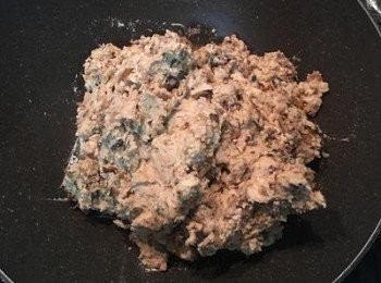 step12: 糯米粉將會慢慢成糰；此階段倒水量要減ㄧ半，倒水後繼續攪拌，重覆到水都倒完。