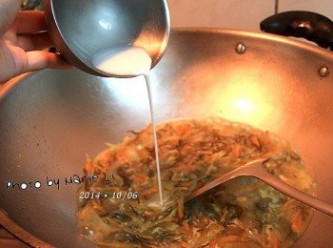 step4: 用一點《太白粉水》芶芡讓湯汁帶點稠度即可。