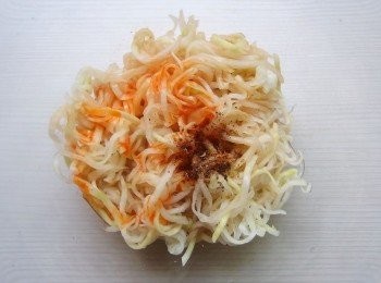 step5: 加入大頭菜絲及花椒粉,辣椒油及芝麻香油,全部混合入味。