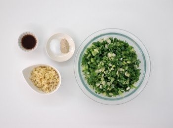 step1: 青蔥洗淨後,瀝乾水份,切成蔥花。薑切細末。