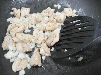 step2: 鍋中倒入些許油後先炒雞肉~雞肉微微上色後加入洋蔥一塊炒!!