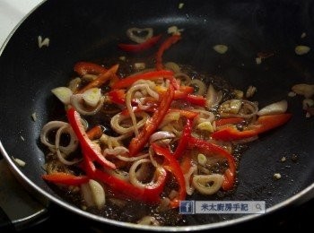 step7: 順序下紅椒絲、乾蔥片、蒜茸略炒，加入汁料煮滾。