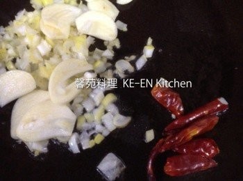 step5: 鍋內倒入油1大匙、放入葱、薑、蒜片、辣椒、炒香後倒入3拌炒