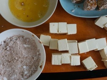 step4: 將豆腐按次序沾上炸粉、雞蛋及炸粉。