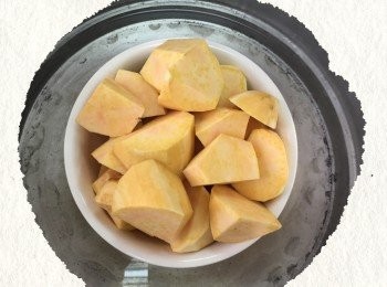 step2: 地瓜放入電鍋中蒸熟。