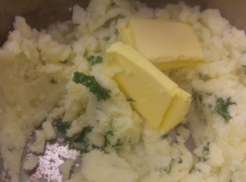 step5: 將薯片和葉倒回之前煲內，用壓薯工具將薯片壓成薯蓉，加入少許鹽和牛油攪混，請先試味，味道ok可加兩湯匙鮮奶。