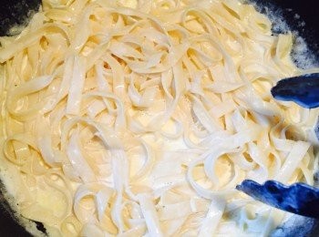 step3: 醬汁中加黑松露油，加入煮好的扁意粉，拌勻上碟。