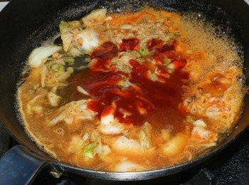 step2: 加入2大匙辣醬與50C.C.的水