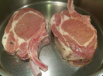 step1: 先將迷迭香琢碎, 然後將醃料和迷迭香一起醃製豬鞍, 醃製時間約半小時。煎Pan需掃上薄油, 然後用大火加熱煎Pan, 之後煎封兩面豬鞍扒。