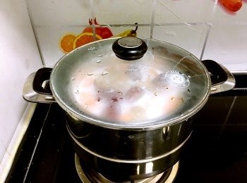 step4: 放入蒸鍋中，隔水燉40分鐘即可。