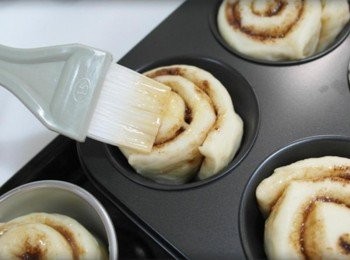 step14: 第二次發酵完後在表面塗上蛋液~~ 放進預熱200度的烤箱烤約12-15分鐘即完成:)