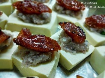 step3: 用匙將鯪魚肉放於豆腐小件上，上面再放一塊臘腸片。