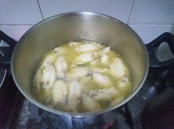 step2: 冷水放<a href="https://bit.ly/3zHU5V3" target="_blank" data-keyword="雞翼" class="guide-link"><strong>雞翼</strong></a> <span style="display:inline-block;vertical-align:middle;margin-top:-3px;color:initial;border-radius:3px;padding:2px 3px;font-size:12px;line-height:14px;background:#87d300;color:#fff;">即買</span> 在大鍋裡先用大火(電磁爐就開到2000)使水滾, 水滾後轉小火(電磁爐就開到800-1000)烹煮12-13分鐘, 我在水裡放了薑片和雞粉, 能確保<a href="https://bit.ly/3zHU5V3" target="_blank" data-keyword="雞翼" class="guide-link"><strong>雞翼</strong></a> <span style="display:inline-block;vertical-align:middle;margin-top:-3px;color:initial;border-radius:3px;padding:2px 3px;font-size:12px;line-height:14px;background:#87d300;color:#fff;">即買</span> 沒有雪味, 但用新鮮<a href="https://bit.ly/3zHU5V3" target="_blank" data-keyword="雞翼" class="guide-link"><strong>雞翼</strong></a> <span style="display:inline-block;vertical-align:middle;margin-top:-3px;color:initial;border-radius:3px;padding:2px 3px;font-size:12px;line-height:14px;background:#87d300;color:#fff;">即買</span> 的話就可以省了此步驟。
<br><br>
YummyMammy小小TIPs: <br>
因為今次是48隻<a href="https://bit.ly/3zHU5V3" target="_blank" data-keyword="雞翼" class="guide-link"><strong>雞翼</strong></a> <span style="display:inline-block;vertical-align:middle;margin-top:-3px;color:initial;border-radius:3px;padding:2px 3px;font-size:12px;line-height:14px;background:#87d300;color:#fff;">即買</span> , 所以烹煮時間會長些, 如果一家人用10-20隻<a href="https://bit.ly/3zHU5V3" target="_blank" data-keyword="雞翼" class="guide-link"><strong>雞翼</strong></a> <span style="display:inline-block;vertical-align:middle;margin-top:-3px;color:initial;border-radius:3px;padding:2px 3px;font-size:12px;line-height:14px;background:#87d300;color:#fff;">即買</span> 的話, 就要適度下調烹煮分鐘, 調至8-10分鐘, <a href="https://bit.ly/3zHU5V3" target="_blank" data-keyword="雞翼" class="guide-link"><strong>雞翼</strong></a> <span style="display:inline-block;vertical-align:middle;margin-top:-3px;color:initial;border-radius:3px;padding:2px 3px;font-size:12px;line-height:14px;background:#87d300;color:#fff;">即買</span> 全熟即可。