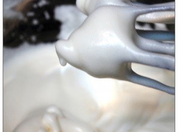 step2: 1.打蛋白霜：將檸檬汁與蛋白打至溼性發泡(尾巴呈彎曲狀)

 ．打蛋白霜：先將蛋白稍打出白泡，  再將檸檬汁加入，
   攪打至至所需發泡程度