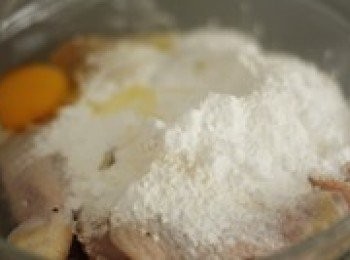 step3: 取出雞塊拌<span class="group_3">炸粉</span>