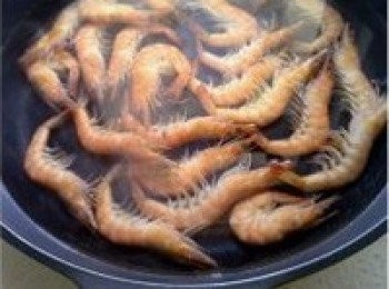 step1: 鍋中燒水，水開後放入鮮蝦焯燙