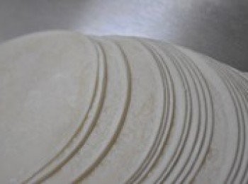 step1: 一般用做皮子的有強力粉（應該就是富強粉）、也有按比例強力粉和薄力粉合用的。麵粉按強力粉和薄力粉2：1的比例和麵，皮一定要擀得薄。