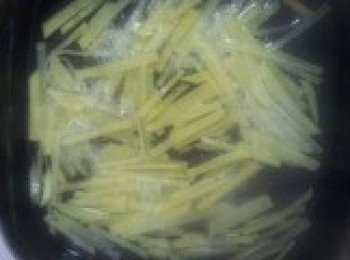 step3: 鍋中放入適量油，加熱至6成熱時放入凍好的薯條，炸至金黃色即可撈出瀝乾油份。吃的時候撒少許鹽，沾蕃茄醬即可
