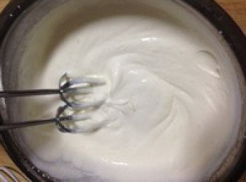 step5: 奶油打至6-7成發就可以了，也就是從液體變成乳膏狀，但是還可以緩慢流動，如果打至9成發就是裱花用的了，我們現在做的是慕斯，大過頭了口感就變樣了，如果真的一不小心大過頭了，可以在加一點沒有打發的淡奶油，攪拌一下，直到想要的效果，不過要注意稱重，我們現在只需要300g。