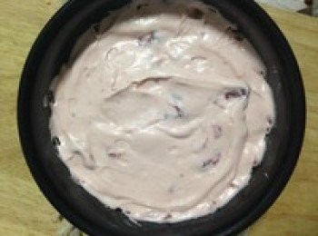 step9: 放好後，到一半慕斯液，然後把模具顛一下，把裡面的氣泡顛出來。