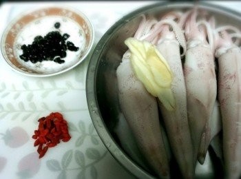 step1: 中卷洗淨，切成適當大小。