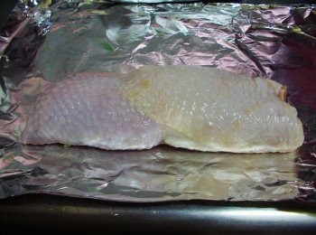 step2: 接著準備錫箔紙將去骨雞腿捲成圓柱狀