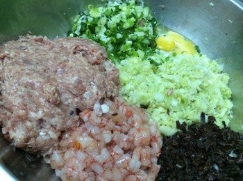 step1: 白菜切碎，加1大匙鹽醃15分鐘，擠去鹽水，蝦仁去筋泥洗淨切大粒，木耳切碎備用