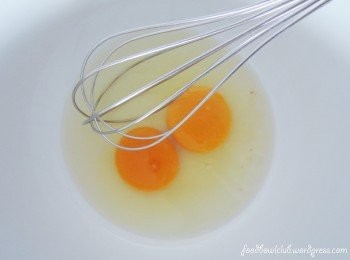 step3: 打入2颗鸡蛋然后将蛋打散