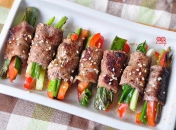 step5: 最後灑上白芝麻，牛肉的香氣搭配孜然風味調味，不用烤肉也可以吃的美味又健康喔~