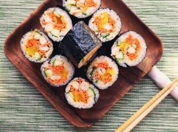 step4: 薄薄的抹麻油上長飯卷表面，切件即可。