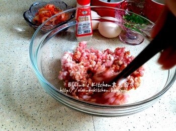 step1: 豬肉碎放入大碗內 , 加入醃料拌勻靜待30分鐘