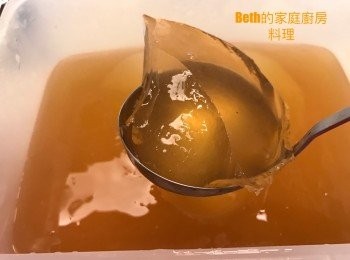 step6: 用湯勺舀起，晶瑩剔透