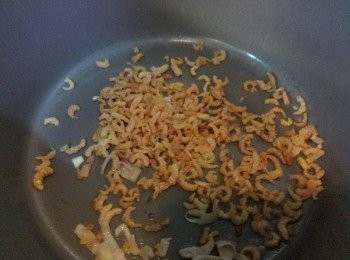 step2: 燒熱油鑊，爆香紅蔥頭後，加入蝦米炒香。