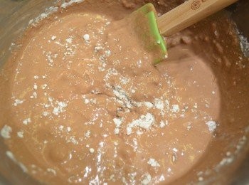 step2: 將已溶化的雪糕放入攪拌盆中，然後分2次加入過篩的自發粉拌勻，拌至無粉粒狀的麵糊。再將適量杏仁碎加入拌勻。